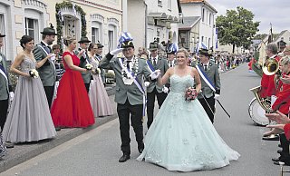 Majestätisch: Das Königspaar Patrick und Eva Walter standen im Mittelpunkt des Jubiläumsschützenfestes 200 Jahre St. Vitus-Schützenbruderschaft Bühne. - August Wilhelms