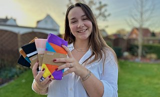 Selina Tacke aus Löhne bietet mit ihrem Start-Up "VEIN UP" bunte Kompressionstrümpfe an. - Danielle Dörsing