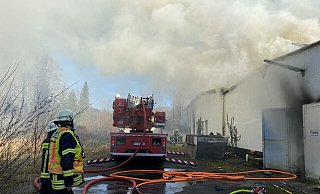 Der Brand einer früheren Industrieanlage am Gütersloher Parkbad hat am Mittwoch einen Großeinsatz der Feuerwehr ausgelöst. Aufgrund der Rauchgas-Entwicklung gab es eine öffentlich Warnung, die jedoch gegen 16.50 Uhr aufgehoben werden konnte. - Christian Bröder