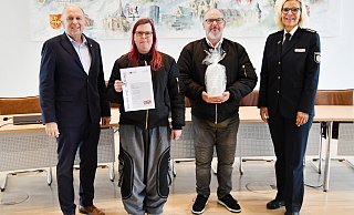 Landrat Christoph Rüther (l.) und die leitende Polizeidirektorin Margit Picker (r.) ehrten Stefanie und Oliver Endler für besondere Zivilcourage. - Kreispolizeibehörde