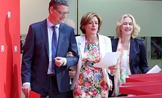 Die kommissarischen Parteivorsitzenden der SPD, Thorsten Schäfer-Gümbel (v. l.), Malu Dreyer, Ministerpräsidentin in Rheinland-Pfalz, und Manuela Schwesig, Ministerpräsidentin in Mecklenburg-Vorpommern, auf dem Weg zur Pressekonferenz nach der Sitzung des Parteivorstands der SPD im Willy-Brandt-Haus. - picture alliance/dpa