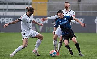 Marcel Mehlem (r.), der es hier mit Sandhausens Kapitän Dennis Diekmeier (l.) und Jannik Bachmann aufnimmt, schoss am Samstag sein erstes Pflichtspieltor für den SC Paderborn. - imago images/Eibner