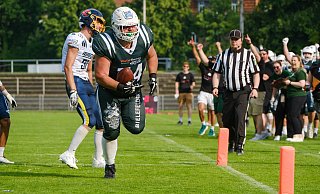Überraschender Spielzug: O-Liner Daniel Wiemann läuft zum ersten Touchdown für die Bulldogs gegen Essen. An der Bielefelder Seite bricht schon Jubel aus. - Andreas Zobe