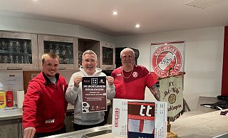 Nick Große-Wortmann, Arno Kewitz und Axel Glowatz stehen hinter der Theke im Vereinsheim von RW Kirchlengern. - Florian Finke