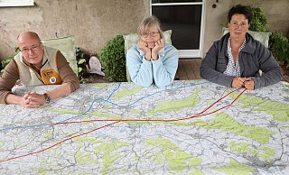 Hendrik Steg (v.l.), Claudia Grimm und Christine Gödecke bilden den Vorstand des 550 Mitglieder starken Vereins. Die Bürgerinitiative Auetal will den Neubau einer Hochgeschwindigkeitsstrecke zwischen Hannover und Bielefeld verhindern. - Jörg Stuke