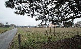 Der Acker soll bebaut werden, so wünschen sich das die Baupolitiker. Jetzt wird die Entscheidung aber vermutlich auf eine Sitzung nach der Kommunalwahl verschoben. - Corina Lass