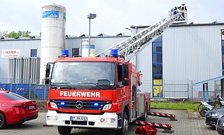 Unter Atemschutz bekämpften die Einsatzkräfte das Brandgeschehen. - Gabriele Grund