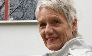 Sabine Wesselmann (58) lebt eigentlich in Australien. Jetzt bleibt sie erstmal in Bielefeld, um täglich ihren Vater Hans (92) am Fenster seines Zimmers im Pflegezentrum am Lohmannshof zu besuchen. - Peter Unger