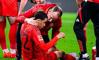 Jamal Musiala bei seiner Verletzung in Augsburg. - Tom Weller/dpa