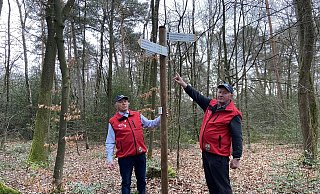 Die Wanderwarte Richard Schmidt (l.) und Heinrich Schulmeister zeigen die von ihnen angebrachte Beschilderung. - Sennegemeinde Hövelhof