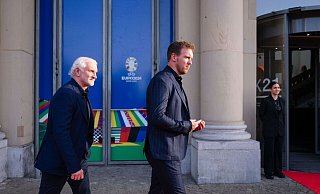DFB-Sportdirektor Rudi Völler (l) und Bundestrainer Julian Nagelsmann kommen zu einem Abendessen im Rahmen des EM-Workshops der Nationaltrainer im Ständehaus. - Marius Becker/dpa