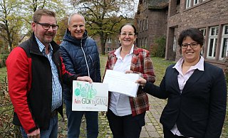 Übergabe: Falk Wennemann (v. l.), Thomas Schöning und Ulrike Drees vom LGS-Förderverein und Claudia Koch von der LGS-Durchführungsgesellschaft. - Simone Flörke
