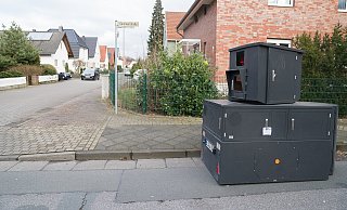 Der mobile Blitzer Guntram steht zur Zeit auf der Sommerstraße in Brackwede - an der Seite hängt das Knöllchen. - Christian Mathiesen