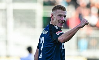 Paderborns Laurin Curda bejubelt sein Tor zum zwischenzeitlichen 1:1-Ausgleich gegen Elversberg im Topspiel der 2. Bundesliga. - Silas Schueller/Defodi Images/dpa