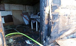 Der Holzschuppen fing am Sonntagnachmittag Feuer. - Polizei