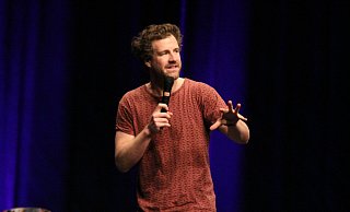 Der Kölner Comedian Luke Mockridge auf der Bühne der Beverunger Stadthalle. - Burkhard Battran