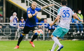 SCP-Stürmer Felix Platte, hier im Hinspiel gegen Schalke, kann wohl am Freitag in der Veltins-Arena erneut nicht von Beginn an spielen. - Besim Mazhiqi