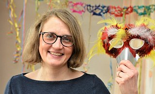 Manuela Brock-Schniedermann hat ein bisschen bunte Karnevals-Dekoration gleich noch von Silvester hängen lassen.  - Karin Prignitz