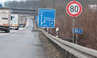 Auf der Autobahn 44 von Büren bis Geseke ist immer viel Verkehr, derzeit wird der Straßenbelag erneuert. - Uwe Müller