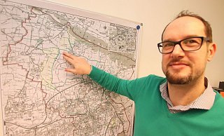 Sebastian Beyer vor der Karte mit der Einteilung Bad Oeynhausens in die 22 Wahlbezirke für die Kommunalwahl. - Jörg Stuke