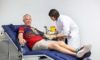 Seltene Ruhephase: Stephan Kalisch beim Blutspendetermin mit Sandra Käfke vom Uni.Blutspendedienst OWL Herford. Foto: Philipp Quest - Philipp Quest