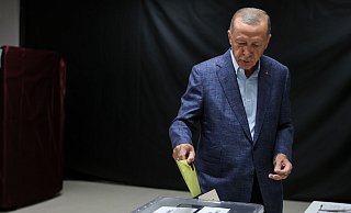 Der türkische Präsident Recep Tayyip Erdogan gibt seinen Stimmzettel in eine Wahlurne in Istanbul. - Umit Bektas/Pool Reuters/AP/dpa