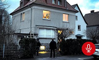 Das SEK steht nach dem Doppelmord in Quedlinburg vor dem Schildescher Wohnhaus des Doppelmörders. - Barbara Franke