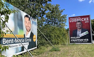 An der Blase-Kreuzung in Lübbecke präsentieren sich die Bürgermeisterkandidaten von CDU und SPD, Bent-Maria Grote (l.) und Philipp Knappmeyer auf großen Wahlplakaten. - Heike von Schulz