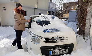 Die Leiterin der Herforder Diakoniestation I, Jasmin Genat, bewundert, wie sich ihre Mitarbeiterinnen und Mitarbeiter durch den Schnee kämpfen. - Frank-Michael Kiel-Steinkamp