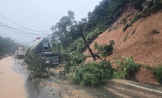 Die Einsatzkräfte brauchten wegen schwerer Erdrutsche lange, um die Unglücksstelle zu erreichen. - Dang Tuan/Vietnam News Agency/AP/dpa