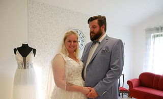 Traumkleid gefunden! Nicole Müller und Dennis Sand haben dank Claudia Rohlfing kurz vor dem Hochzeitstermin eine neue Ausstattung bekommen. Das ursprüngliche Kleid wurde in der Flutkatastrophe zerstört. - Sonja Vollmer
