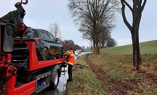 Für die Rettungsarbeiten und die Unfallaufnahme wurde die B 252 zeitweise voll gesperrt. - Dieter Scholz