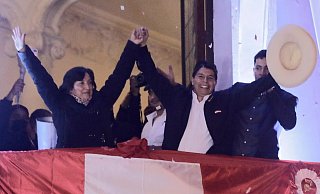 Pedro Castillo (M) feiert in Lima, nachdem die peruanischen Wahlbehörden ihn zum Präsidenten erklärt haben. - Foto: Guadalupe Pardo/AP/dpa