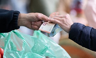Je höher die Inflationsrate, umso weniger können sich die Menschen für einen Euro leisten. (Archivbild) - Sebastian Kahnert/dpa