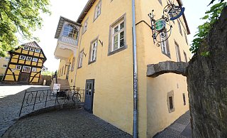 Im Kellergewölbe des Lübbecker Burgmannshofes hat Gastronomie eine lange Tradition. Viele Jahre gab es hier das "Ührken", das Metallschild hängt noch. Zuletzt wurde hier der Club "Felis 54" betrieben. - Joern Spreen-Ledebur Im Kellergewölbe des Lübbecker Burgmannshofes hat Gastronomie eine lange Tradition. Viele Jahre gab es hier das "Ührken", das Metallschild hängt noch. Zuletzt wurde hier der Club "Felis 54" betrieben. - Joern Spreen-Ledebur