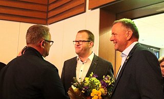 Wahlverlierer und Wahlgewinner: Andreas Amstutz (l.) und Matthias Goeken (r.) von der Bad Driburger CDU gratulieren dem neuen Bürgermeister Tobias Tölle. - David Schellenberg Wahlverlierer und Wahlgewinner: Andreas Amstutz (l.) und Matthias Goeken (r.) von der Bad Driburger CDU gratulieren dem neuen Bürgermeister Tobias Tölle. - David Schellenberg