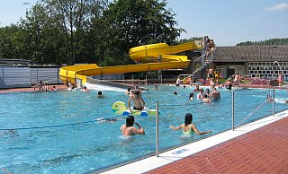 Im Mai soll die Saison im Freibad Rödinghausen starten. Ob die Besucher dann zu den regulären Öffnungszeiten vorbeikommen können, ist noch nicht ganz klar.?Foto: Gemeinde Rödinghausen (Archivfoto) - Gemeinde Rödinghausen (Archivfoto)