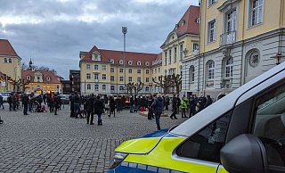 Mehr als 100 Personen, von denen die meisten der Querdenker-Szene zugeordnet werden, haben sich mitsamt Kindern und Hunden auf dem Rathausplatz versammelt. - Susanne Barth