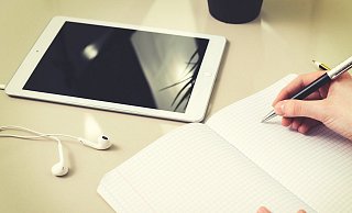 Nicht allen Schülern steht ein Tablet, Computer oder Laptop zur Verfügung. Das soll die Stadt SHS ändern.