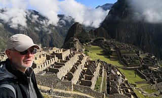 Sammelte bleibende Eindrücke in Südamerika: Bernard Jarczak in Machu Picchu, oben eingeklinkt im Theesener Dress. - Privat