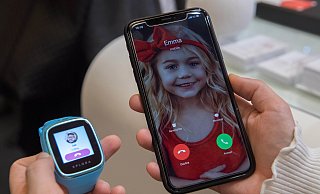 Paderborner Kinder können mit einer Smartwatch meist auch anrufen. Für Eltern stehen aber in der Regel Ortung und SOS-Funktion im Vordergrund. - dpa-tmn