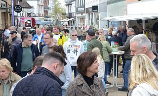 An den verkaufsoffenen Sonntagen ist die Lübbecker Innenstadt immer gut besucht. Doch es gibt auch viele Leerstände. - Joern Spreen-Ledebur