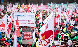 In Duisburg kamen laut IG Metall rund 10.000 Menschen zu der Kundgebung vor dem Stahlwerk von Thyssenkrupp. - Fabian Strauch/dpa