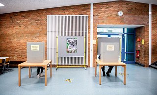 Wahllokal im Foyer einer Grundschule in Oldenburg. In ganz Niedersachsen werden die Abgeordneten in den kommunalen Vertretungen wie den Kreistagen, Stadt- und Gemeinderäten, Samtgemeinderäten, Stadtbezirksräten sowie Ortsräten gewählt. - Foto: Hauke-Christian Dittrich/dpa