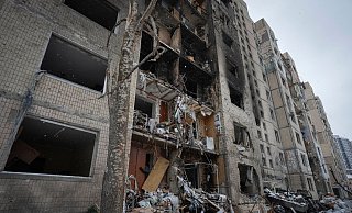 Ein Wohnhaus in Kiew, das bei einem russischen Angriff schwer beschädigt wurde. - Efrem Lukatsky/AP/dpa