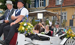 Königspaar und Bierkönigspaar der Jahre 2019 bis 2022 fahren in Kutsche durch die Stadt, der Thron folgt in Cariolets. - Karin Prignitz