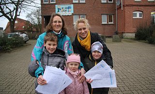 Florian (8, v. l.), Franziska Bugge, Zoe (6), Verena Steinmann und Titus (8) halten die ausgefüllten Unterschriftenlisten in der Hand. - Anthea Moschner