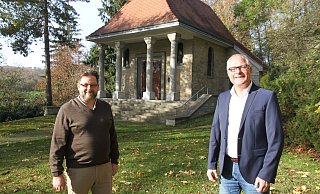 Ahdens neuer Ortsvorsteher Murat Turgut (l.) mit seinem Vorgänger Rainer Fischer vor der Kluskapelle. - Johannes Büttner