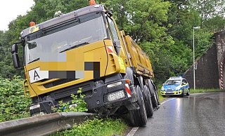 Bei der Unterführung in der Ostheimer Straße kam es zu einem Zusammenstoß zwischen LKW und Treckergespann. - Helga Krooß