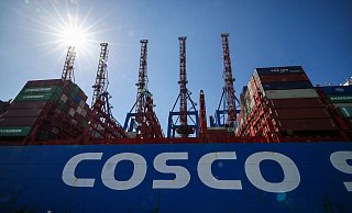 Der chinesische Staatskonzern Cosco darf 24,99 Prozent am Terminal Tollerort im Hamburger Hafen erwerben. - Christian Charisius/dpa